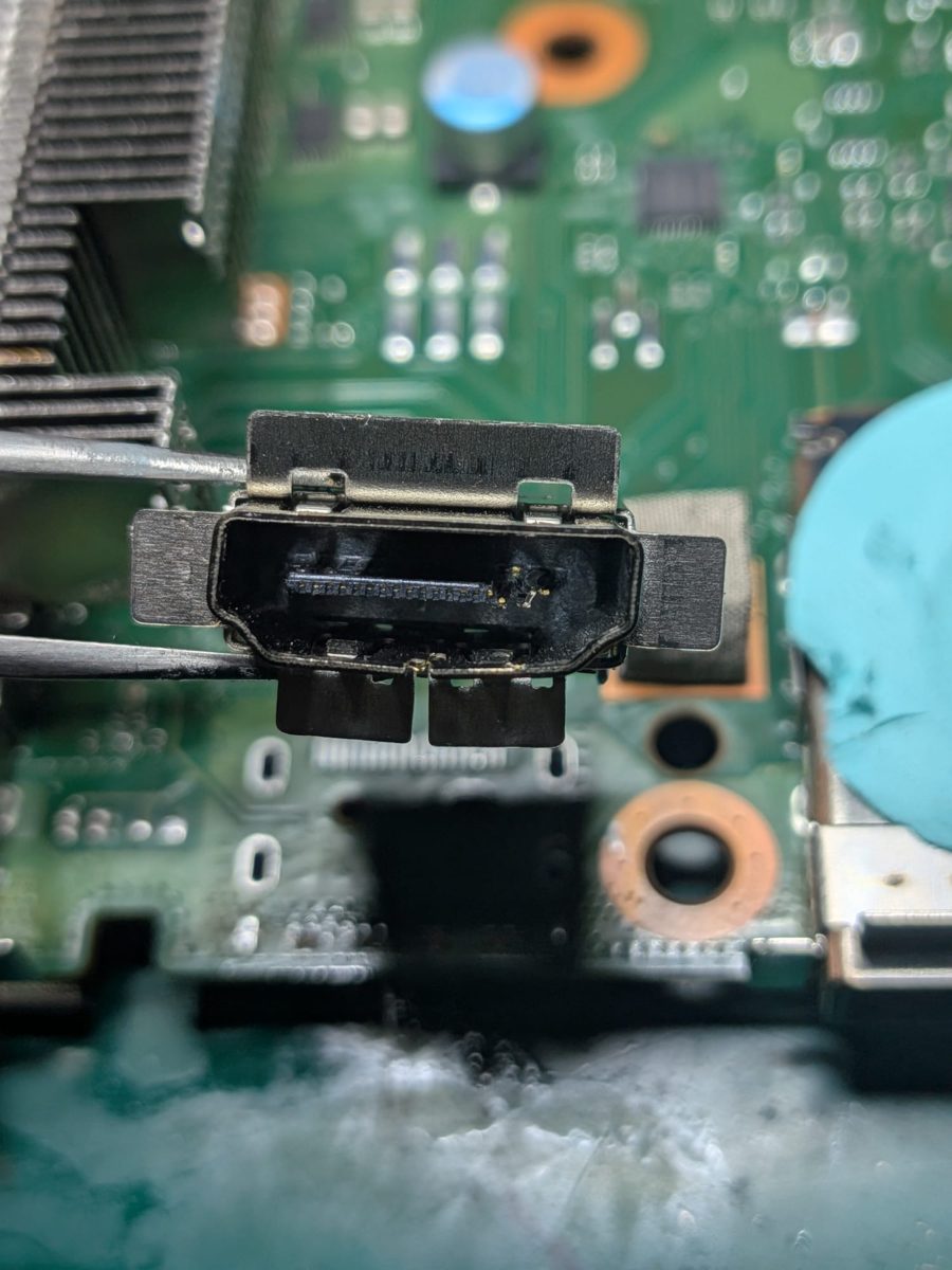 Puerto HDMI roto recién extraído de una Xbox Series S