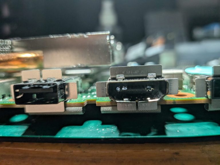 Puerto HDMI dañado en una Xbox Series S, antes de la reparación en el taller de CET Reparaciones