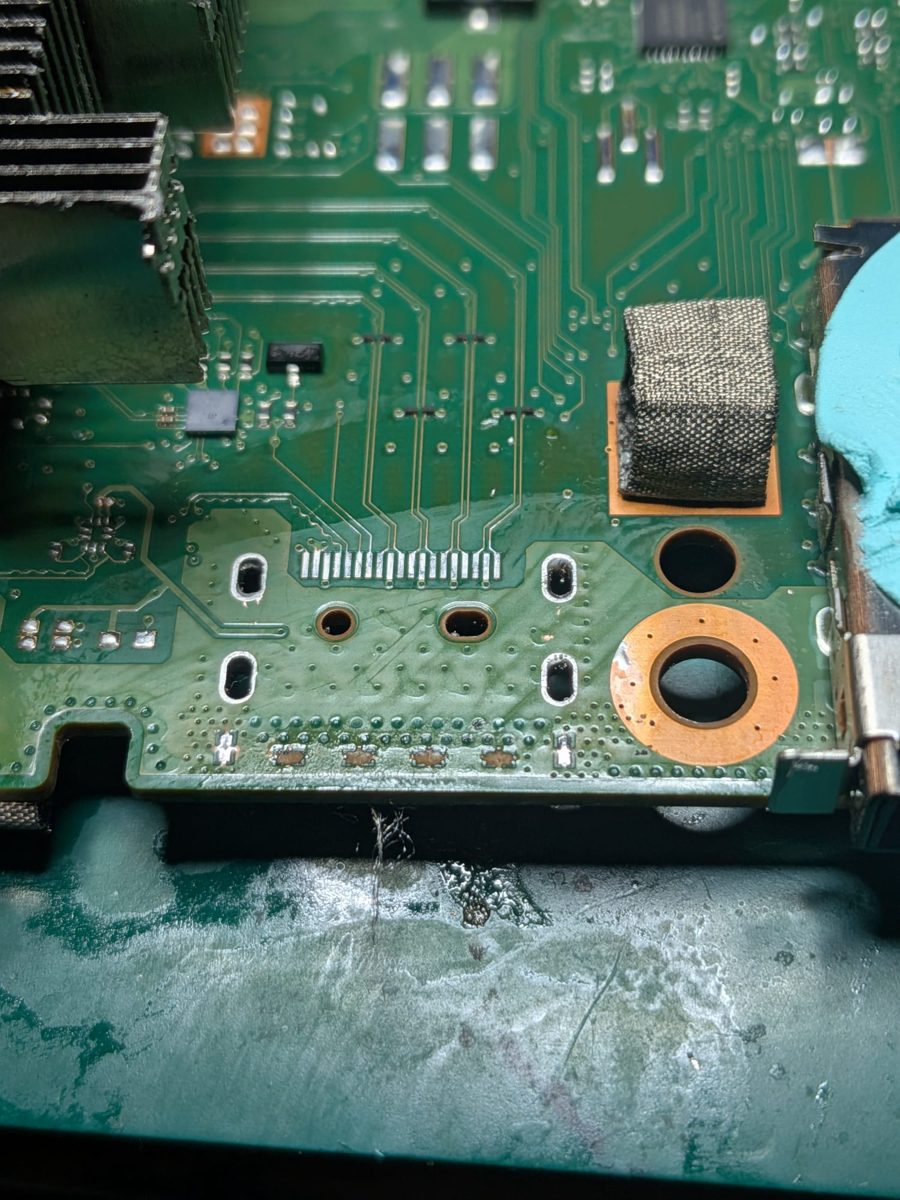 Placa de Xbox Series S sin el puerto HDMI, con los pads limpios