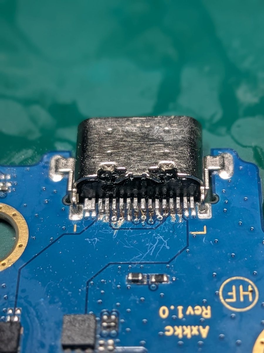 Conector USB-C nuevo soldado en el taller de CET Reparaciones