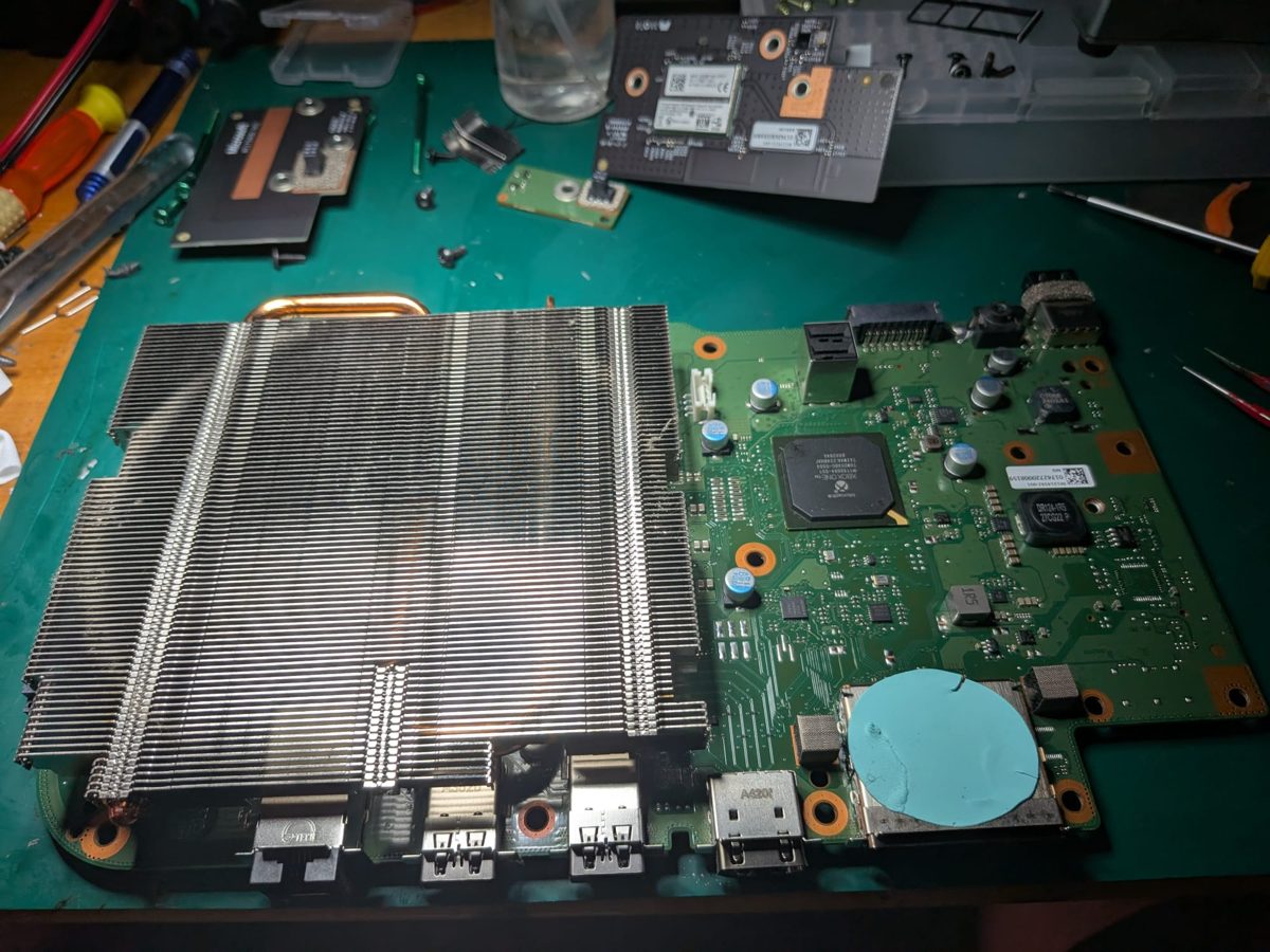 Placa de Xbox Series S desmontada en el banco de trabajo de CET Reparaciones